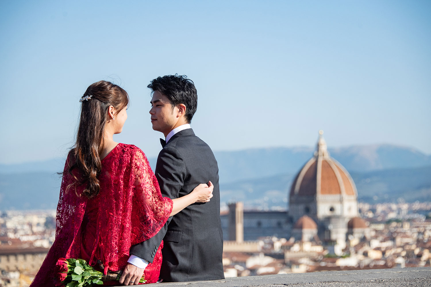 寄り添う二人ミケランジェロ広場からのフィレンツェの眺め