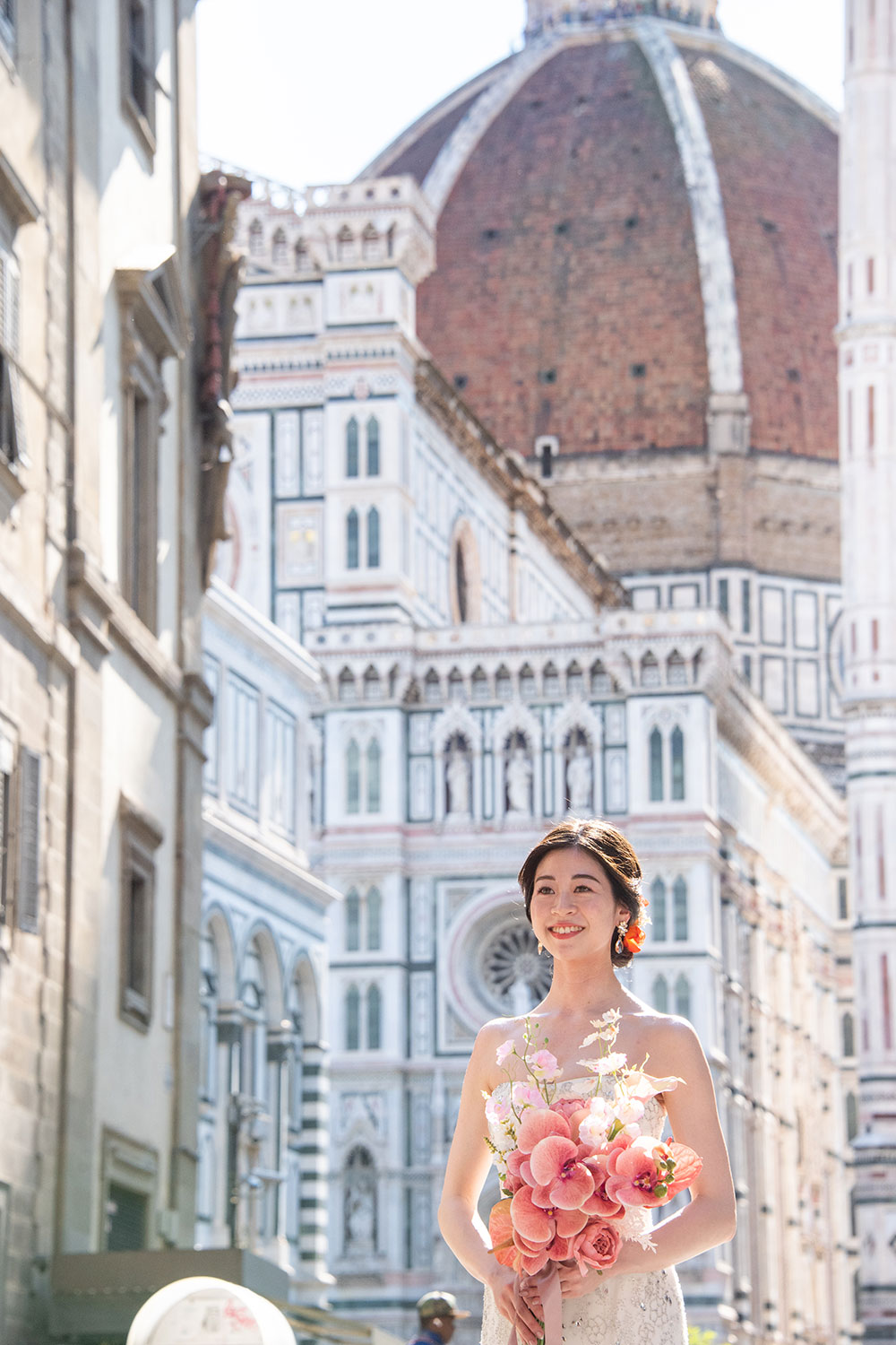 フィレンツェ　ドゥオモ　クーポラを背景に新婦様を撮影