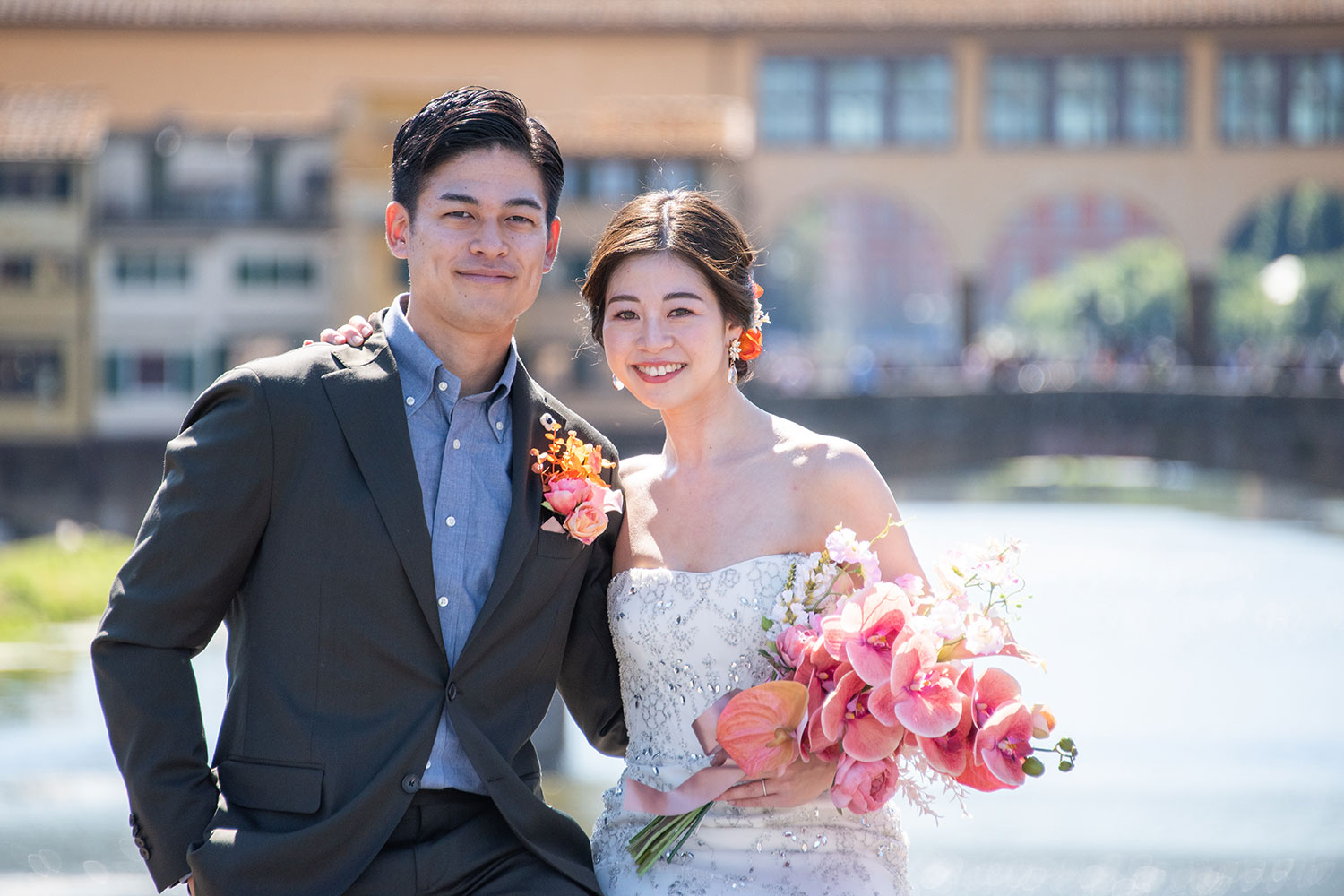 フィレンツェ サンタトリニタ橋に佇む新郎新婦