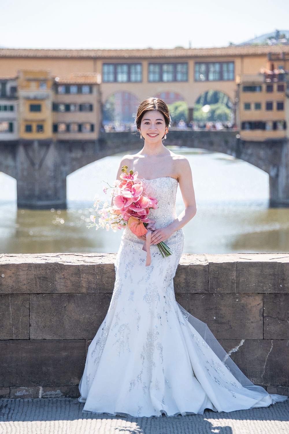 フィレンツェ 新婦様 ヴェッキオ橋背景にウェディングフォト 近景