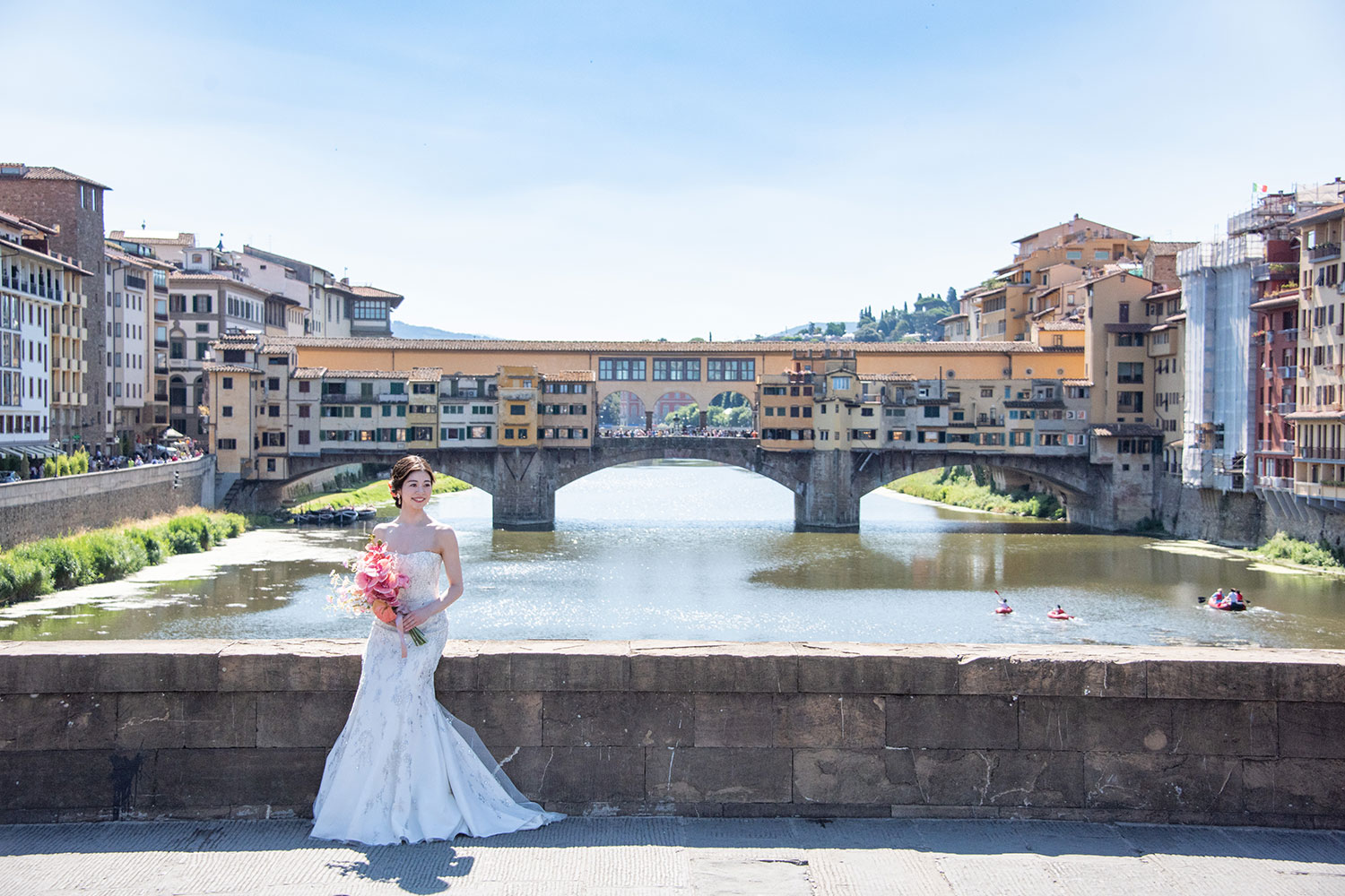 フィレンツェ　遠景　ヴェッキオ橋を背景にサンタトリニタ橋に佇む美しい新婦