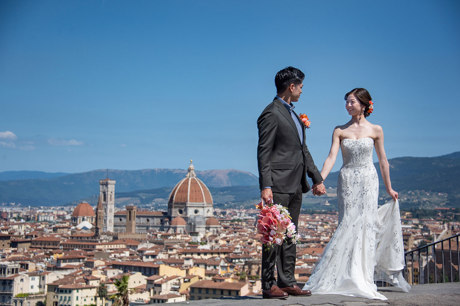 フィレンツェ　ミケランジェロ広場にてドゥオモを背景に見つめ合う新郎新婦　ウェディングフォト