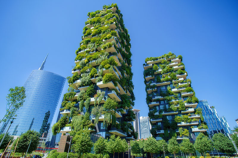 ミラノ 高層の建物に草木が生い茂る「垂直の家（Il Bosco Verticale)」