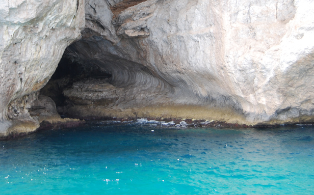 イタリア　カプリ島「白の洞窟」
